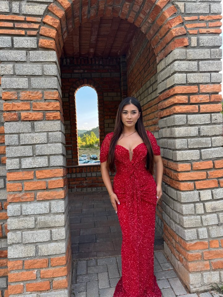 Red dress – Fustan mbrëmjeje me qira në Prishtinë