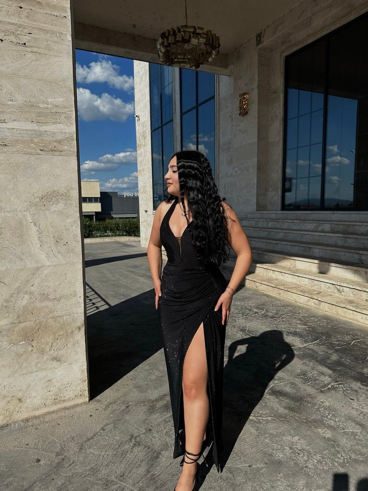 Black dress ✨ – Fustan mbrëmjeje me qira në Prishtinë