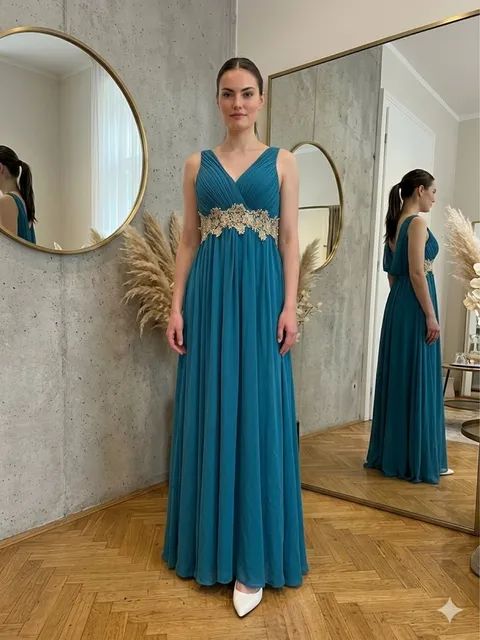 Teal & Gold – Fustan koktej me qira në Fushë Kosovë