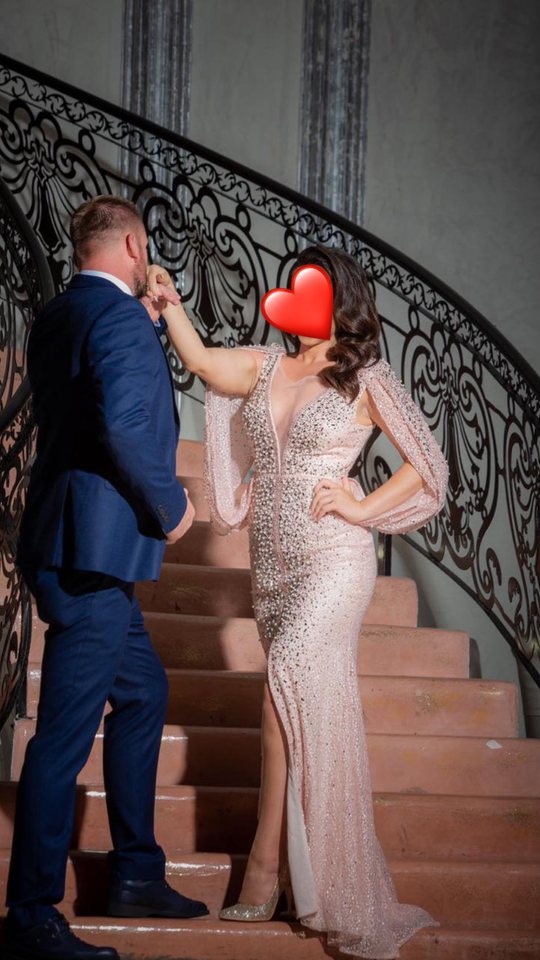 Fustan me perla – elegancë dhe shkëlqim – Fustan mbrëmjeje me qira në Pejë