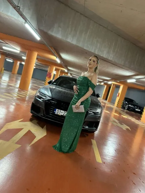 Fustan ngjyr i gjelbert – Fustan mbrëmjeje me qira në Prishtinë