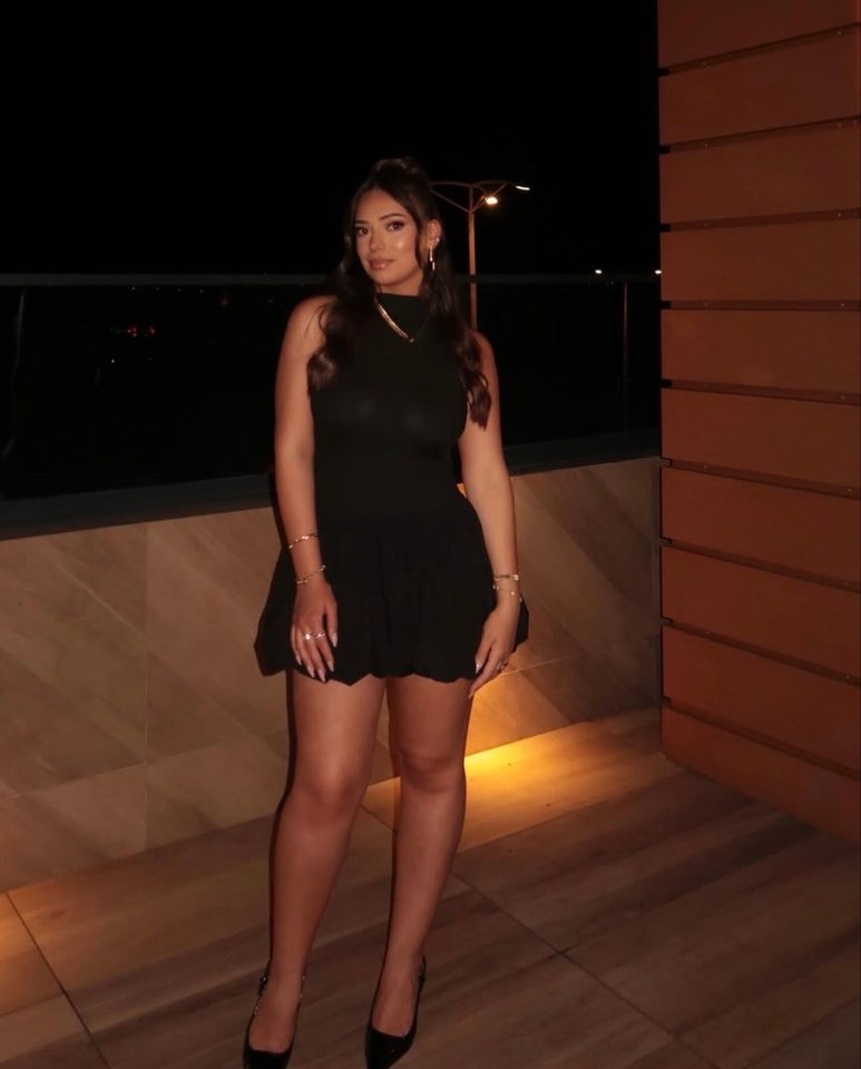 Fustan i zi elegant – Fustan i shkurtër me qira në Prishtinë