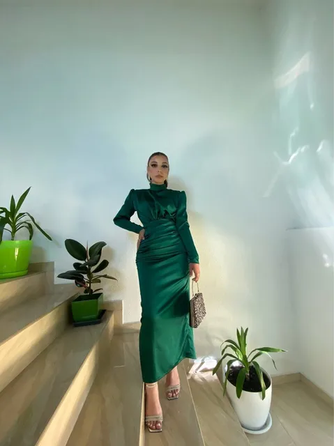 Fustan emerald – Fustan midi me qira në Lipjan