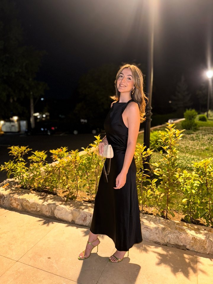Fustan i zi – Fustan mbrëmjeje me qira në Prishtinë