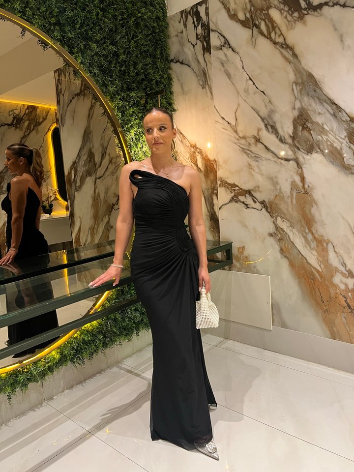Fustan i zi elegant – Fustan mbrëmjeje me qira në Mitrovicë