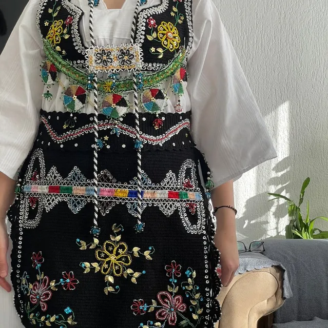 Fustan i zi koktej – Fustan koktej me qira në Skenderaj