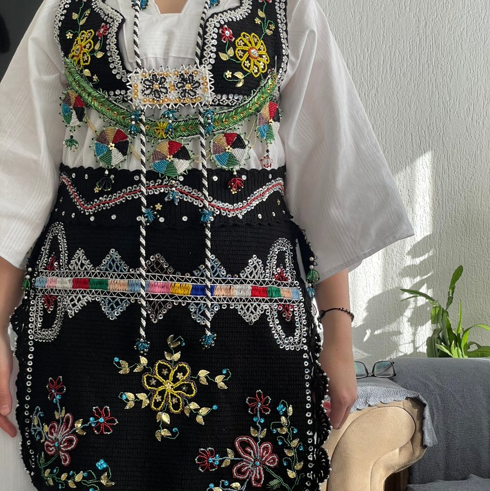 Fustan i zi koktej – Fustan koktej me qira në Skenderaj