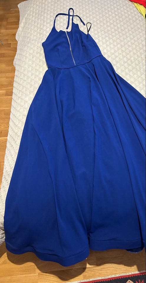 Fustan blu mbrëmjeje – Fustan mbrëmjeje me qira në Prishtinë