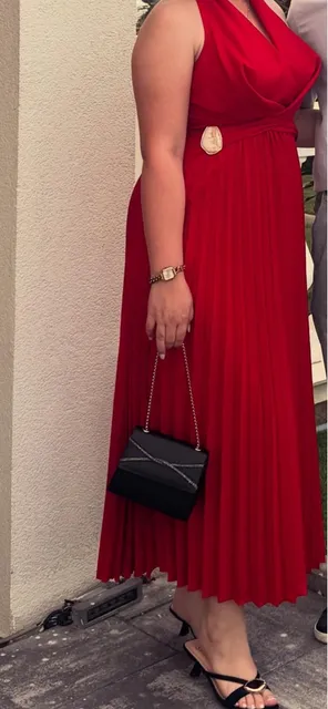 Fustan i kuq elegant – Fustan mbrëmjeje me qira në Prishtinë