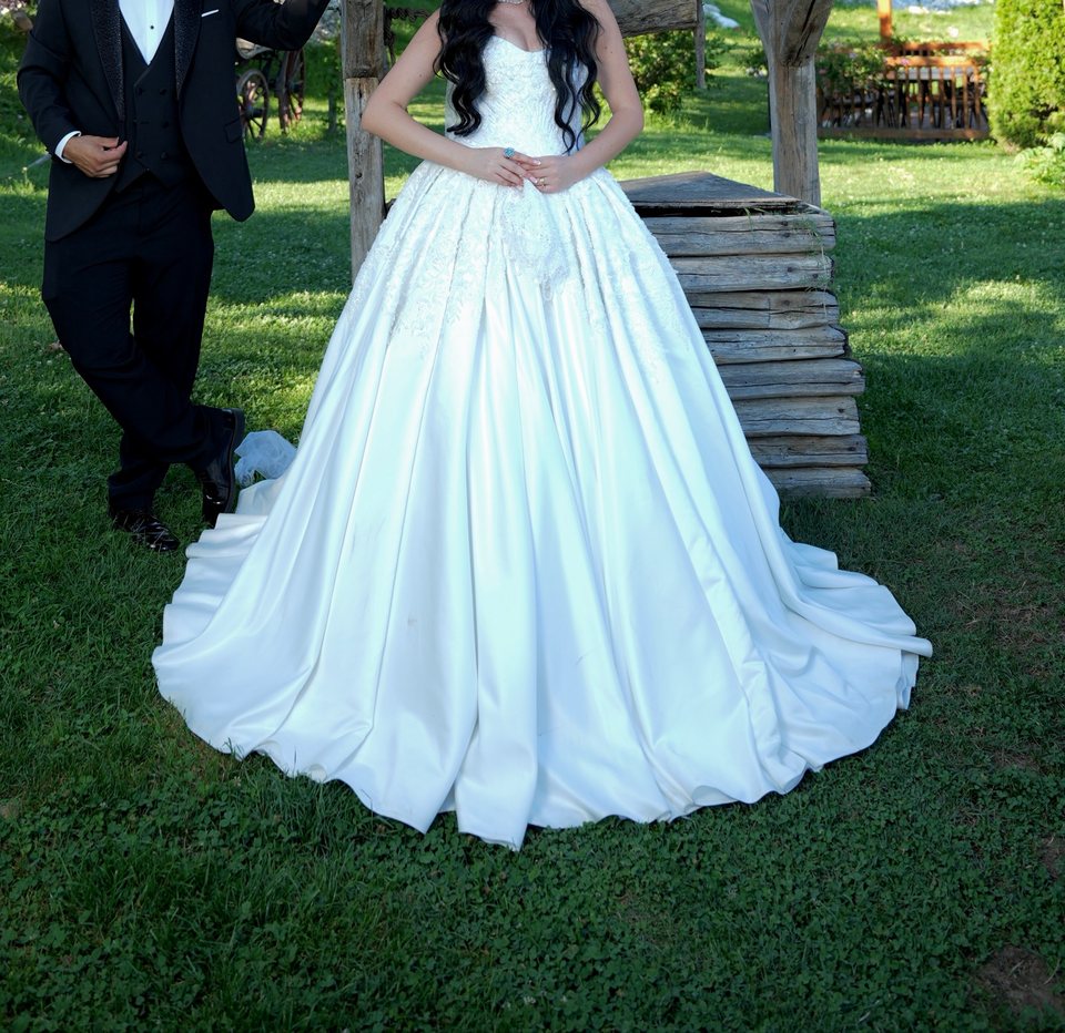 Vello elegante & glamuroze – Fustan nusërie me qira në Kaçanik